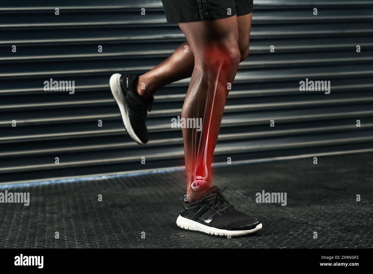 Uomo, palestra e sport con lesioni alle gambe, incidente e emergenza medica per dolore in allenamento. Atleta, stretching e rosso bagliore con la distorsione muscolare Foto Stock