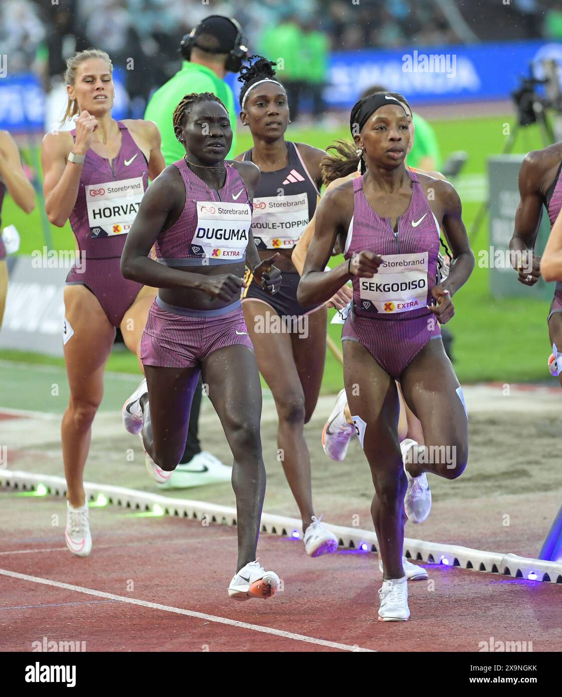 Prudenza Sekgodiso del Sud Africa e Tsige Duguma dell’Etiopia che gareggiano nei 800 m femminili ai Wanda Diamond League Oslo Bislett Games, Oslo, no Foto Stock