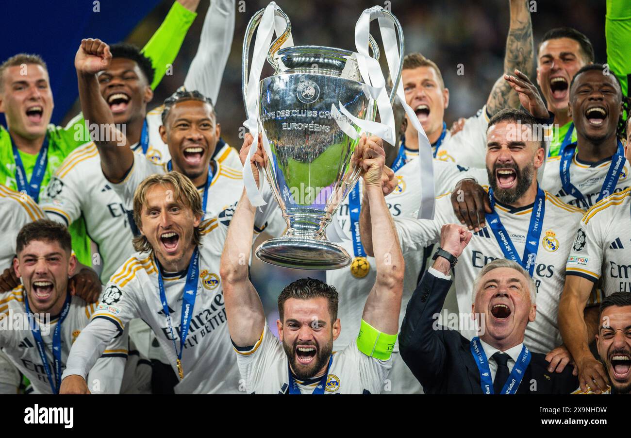 Londra, Inghilterra. 1 giugno 2024. Nacho (Real) con il Trofeo Borussia Dortmund - Real Madrid Champions League Final 01.06.2024 crediti: Moritz Muller/Alamy Live News Foto Stock