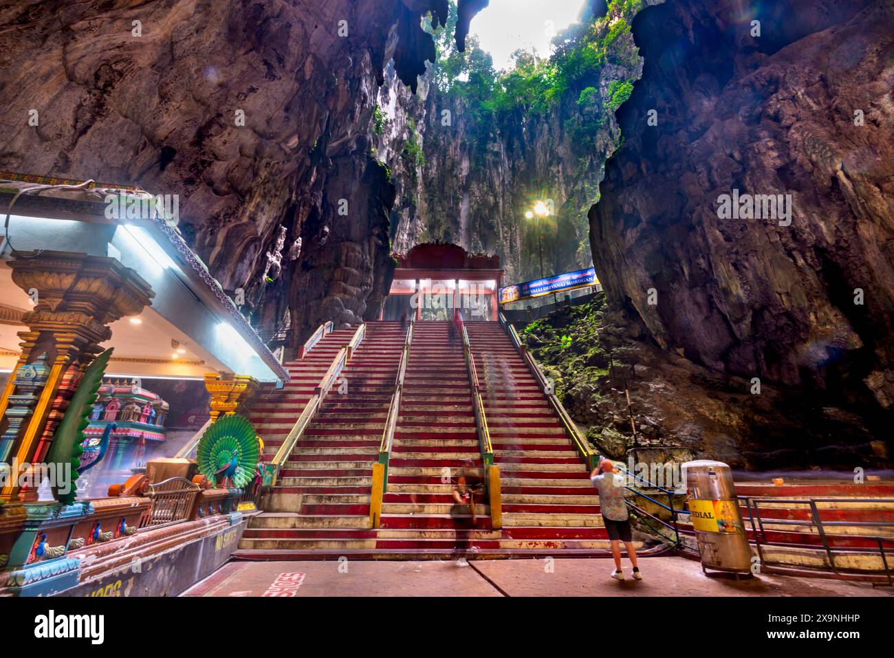 Kuala Lumpur, Malesia - 17 aprile 2023: I visitatori camminano all'interno del complesso delle grotte, ammirando il bellissimo tempio, costruito nel 1920, e l'incredibile beau naturale Foto Stock