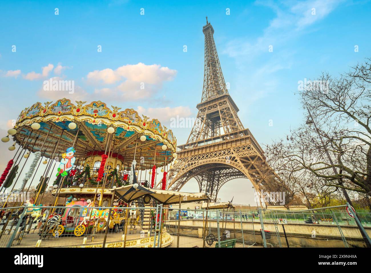 Torre Eiffel di Parigi e giostra a Parigi, Francia Foto Stock