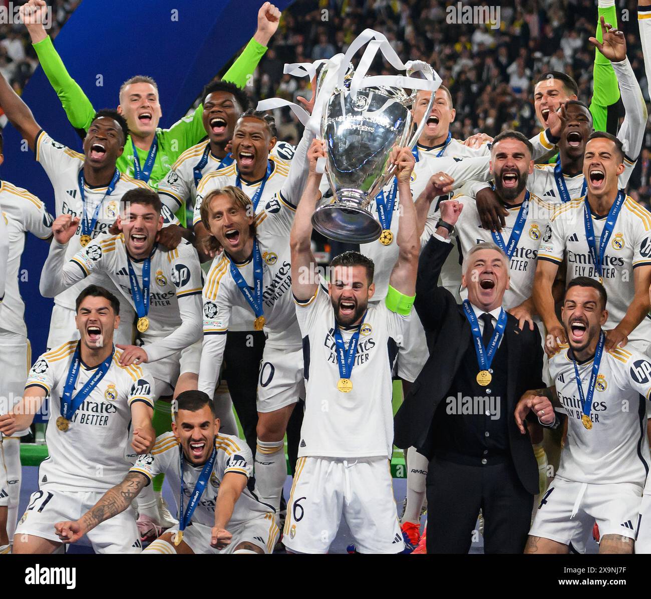 Londra, Regno Unito. 01 giu 2024 - Borussia Dortmund contro Real Madrid - finale di UEFA Champions League - Wembley. Nacho solleva il trofeo mentre il Real Madrid festeggia la vittoria della finale della Champions League a Londra. Foto : Mark Pain / Alamy Live News Foto Stock