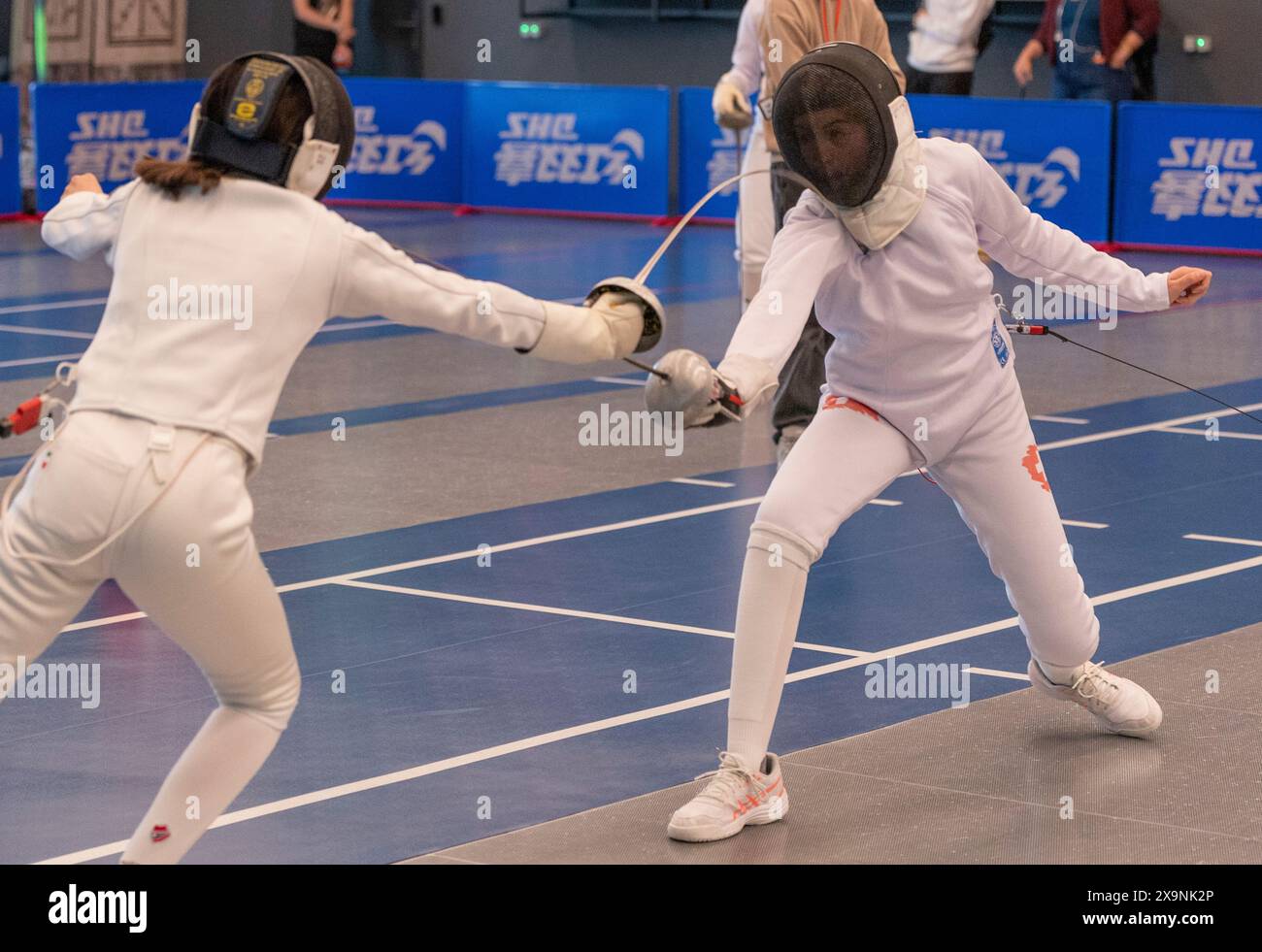 Losanna Svizzera, 06/02/2024: Mila VERDA (sui) contro Mariel HOFER (sui) durante l'U14 European Epee Circuit Men and Women 2024. U14 European Epee Circuit Men and Women 2024 si è svolto alla Vaudoise Arena di Losanna. Crediti: Patrick Dancel/Alamy Live News. Foto Stock