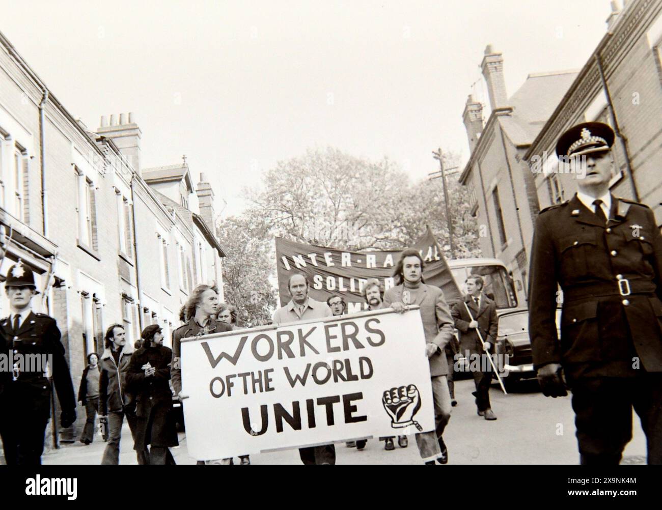 I manifestanti che portano striscioni, tra cui uno che dice: "Lavoratori del mondo Unito”, partecipano a una manifestazione anti-razzismo a Leicester, Inghilterra, Regno Unito, Isole britanniche, nel 1972 Foto Stock