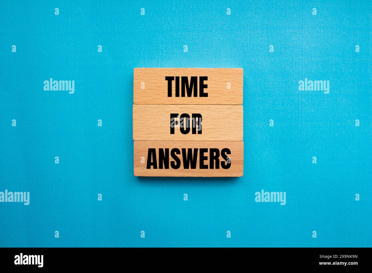 Tempo di risposta parole scritte su blocchi di legno con sfondo blu. Simbolo tempo concettuale per le risposte. Copia spazio. Foto Stock