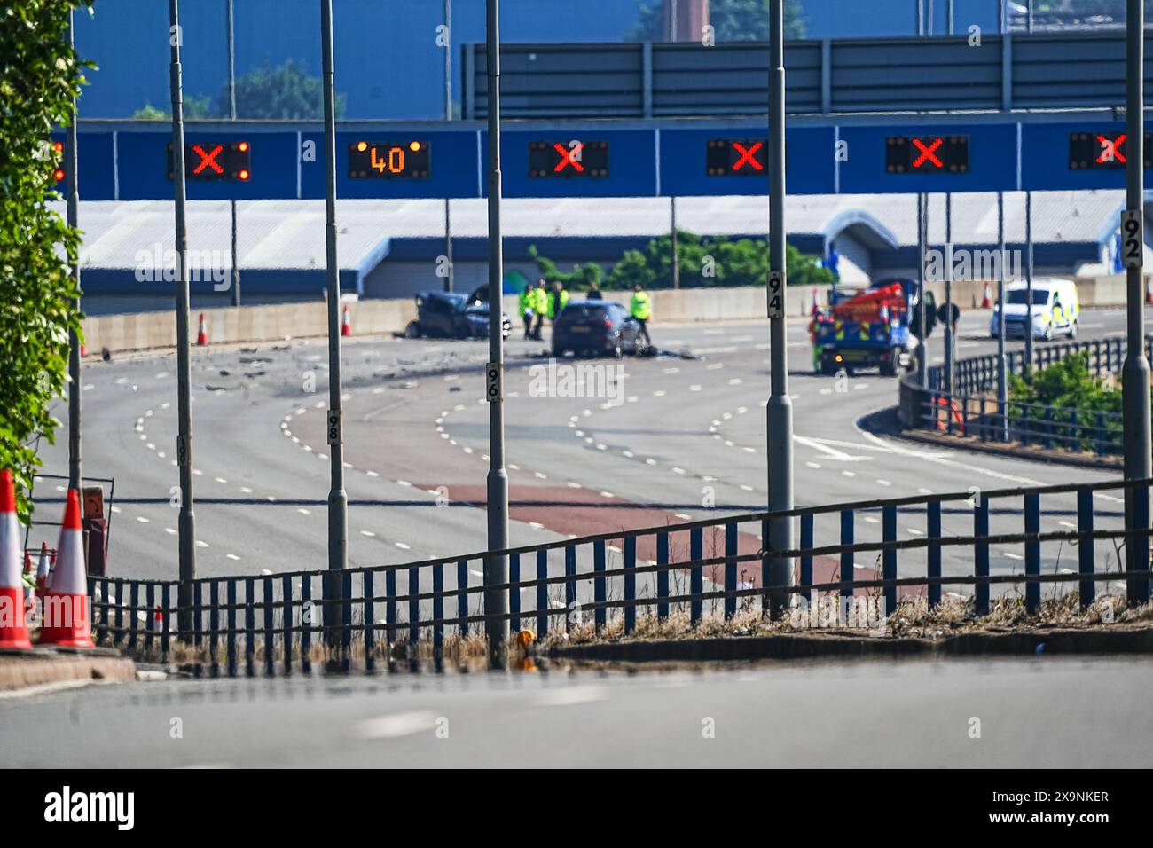 Birmingham, Regno Unito. 2 giugno 2024. A38M Aston Expressway, Birmingham, 2 giugno 2024 - l'A38M Aston Expressway di Birmingham che collega la città alla M6 Nord e Sud a Spaghetti Junction è stata chiusa domenica (2 giugno) mattina dopo una grave collisione con tre veicoli. L'incidente è avvenuto vicino alla famosa rete stradale, chiudendo tutte le 7 corsie dentro e fuori la città. L'autostrada non ha una barriera centrale di riserva e di solito ha una corsia chiusa per proteggere i conducenti dagli incidenti. Due dei veicoli interessati avevano la parte posteriore del telaio completamente deformata. Credito: Interrompi stampa Media/Alamy L Foto Stock