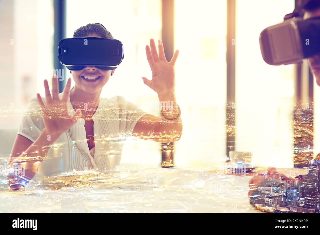 Realtà aumentata, team e città con sovrapposizione per realtà virtuale, tecnologia e 3d sul luogo di lavoro. Donna, alta tecnologia e cuffie con doppia esposizione per la connessione Foto Stock
