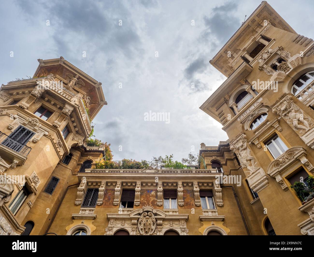 Palazzo degli Ambasciatori in zona Coppedè, un complesso di edifici in stile Liberty nel quartiere Trieste di Roma, costruito tra il 1915 e il 1927 - Roma, Italia Foto Stock