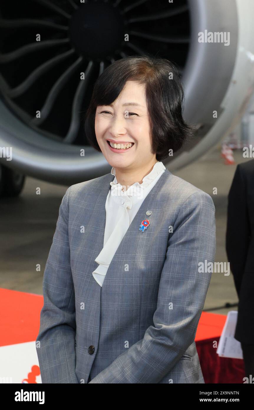 Tokyo, Giappone. 2 giugno 2024. Mitsuko Tottori, presidente di Japan Airlines (JAL), parla alla stampa dopo una presentazione del jet Myaku-Myaku progettato con Myaku-Myaku, mascotte del World Expo 2025 Osaka/Kansai presso l'hangar JAL dell'aeroporto Haneda di Tokyo domenica 2 giugno 2024. Il nuovo jet Myaku-Myaku servirà per la rotta internazionale dal 3 giugno, mentre il primo è stato lanciato per la rotta nazionale lo scorso anno. (Foto di Yoshio Tsunoda/AFLO) Foto Stock