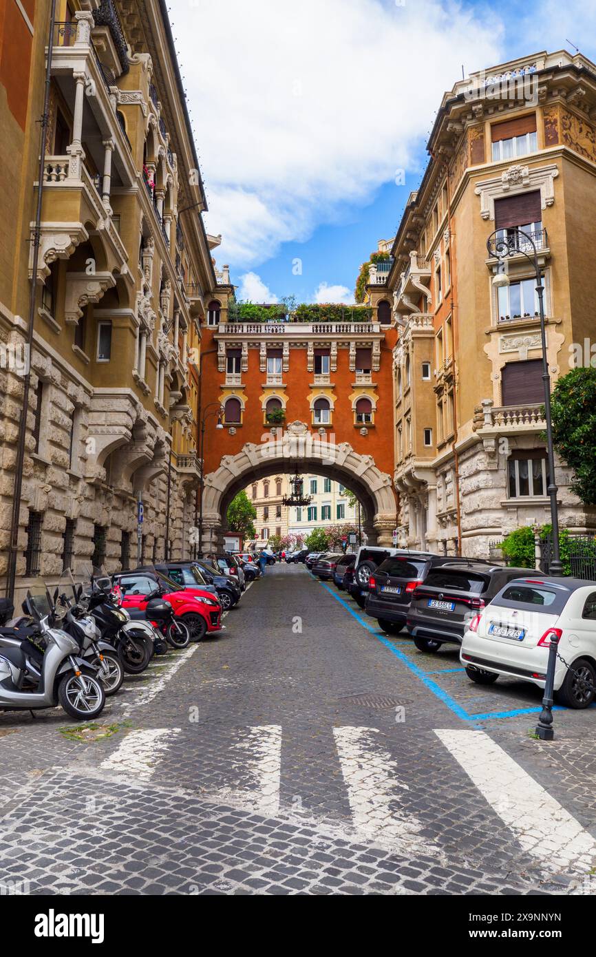 L'arco tra il Palazzo degli Ambasciatori (Palazzo degli Ambasciatori) nel quartiere Coppedè, un complesso di edifici in stile Liberty nel quartiere Trieste di Roma, costruito tra il 1915 e il 1927 - Roma, Italia Foto Stock