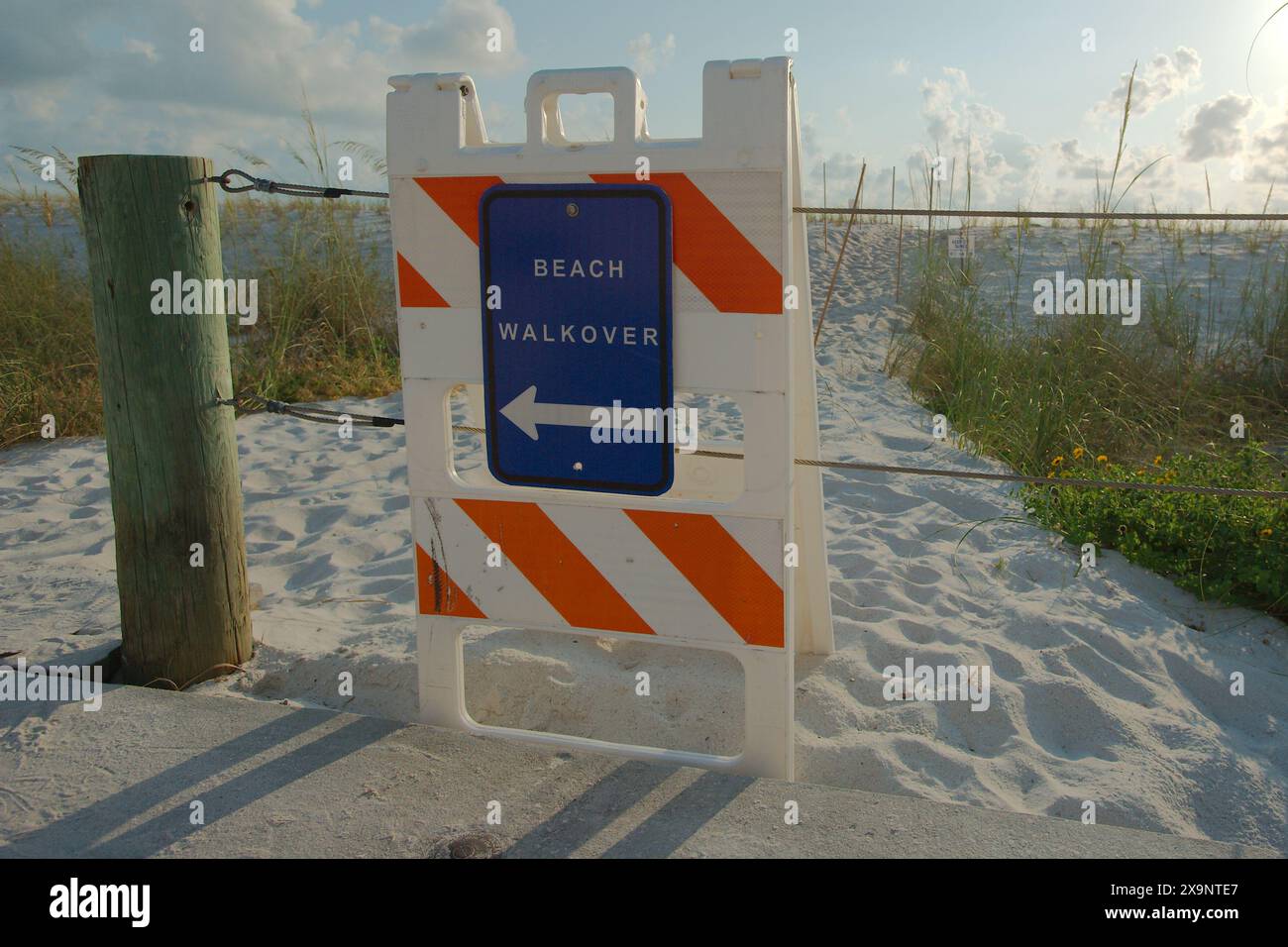 Ampia vista della spiaggia Pass-a-Grille di St. Pete Beach, Florida, guardando a nord. Rocce e molte persone camminano nella sabbia e nell'acqua, vicino al set Foto Stock