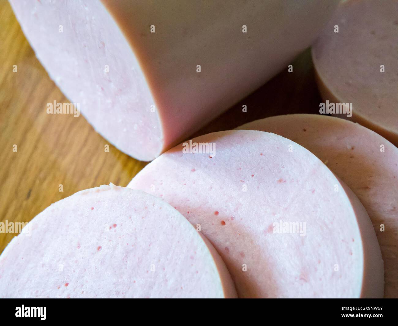 Specialità di carne. Texture dettagliate di carni a fette, adatte per guide gourmet. Foto Stock