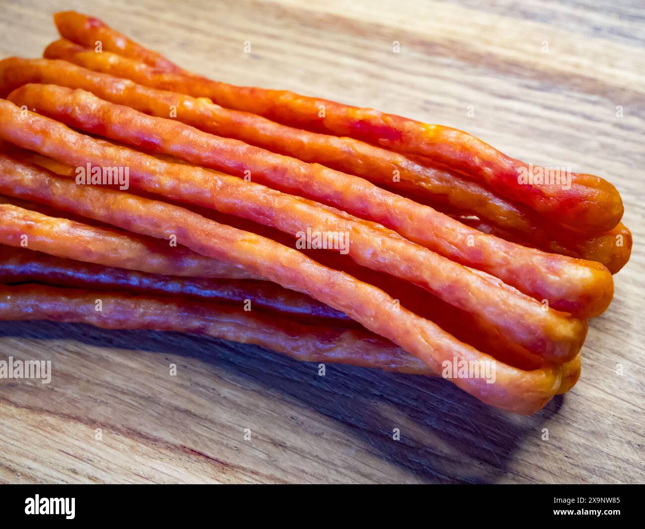 L'immagine mostra le salsicce probabilmente utilizzate per scopi culinari, dando un senso di prontezza. Foto Stock
