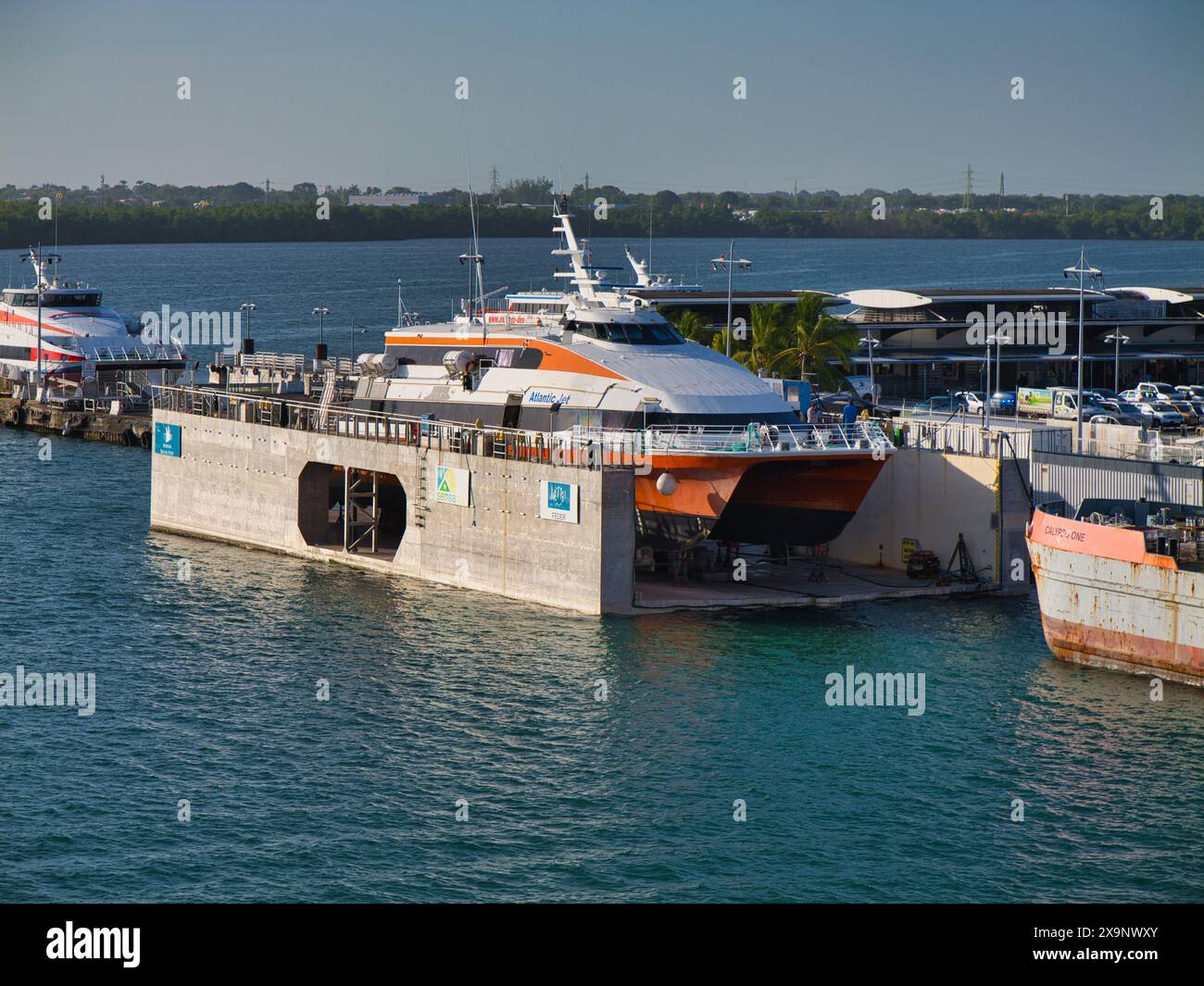 Guadalupa - gennaio 31 2024: I cantieri IMM RigPro 45 m - 17 m bacino galleggiante di carenaggio, con capacità di sollevamento di imbarcazioni fino a 700 tonnellate. L'Atlantic Jet (IMO933199 Foto Stock