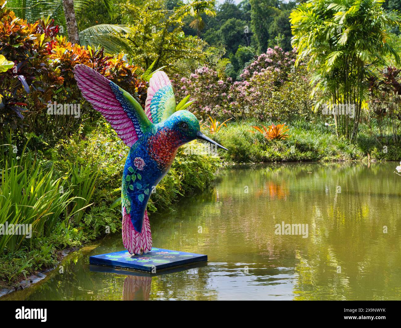 Guadalupa - gennaio 31 2024: Statua del colibrì nel Jardin Botanique de Valombreuse, a Petit Bourg, un giardino botanico sull'isola di Guadalupa Foto Stock