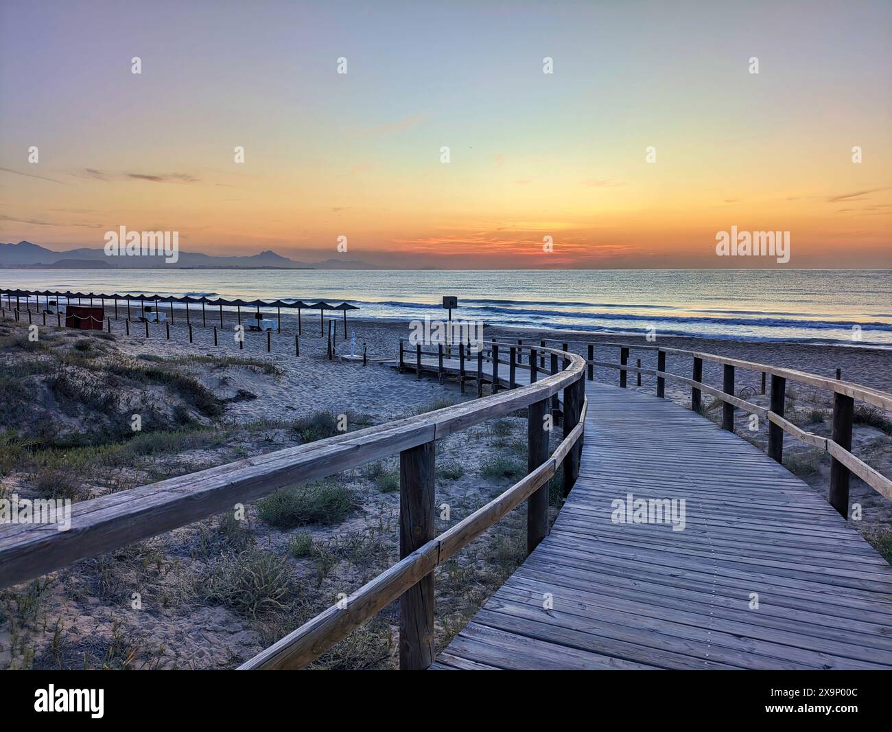 Arenales del sol passerella per la spiaggia all'alba Foto Stock