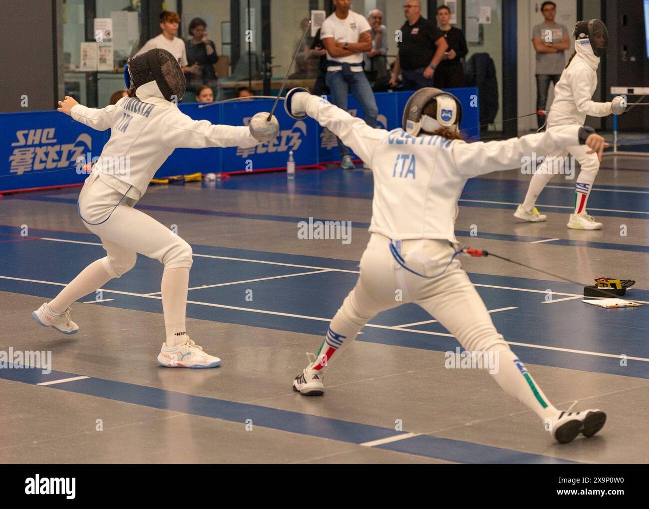 Losanna Svizzera, 06/02/2024: Alessandra SPINIELLA (ITA) contro Amelia VICENTINI (ITA) durante il circuito europeo U14 uomini e donne 2024. U14 European Epee Circuit Men and Women 2024 si è svolto alla Vaudoise Arena di Losanna. Crediti: Patrick Dancel/Alamy Live News. Foto Stock