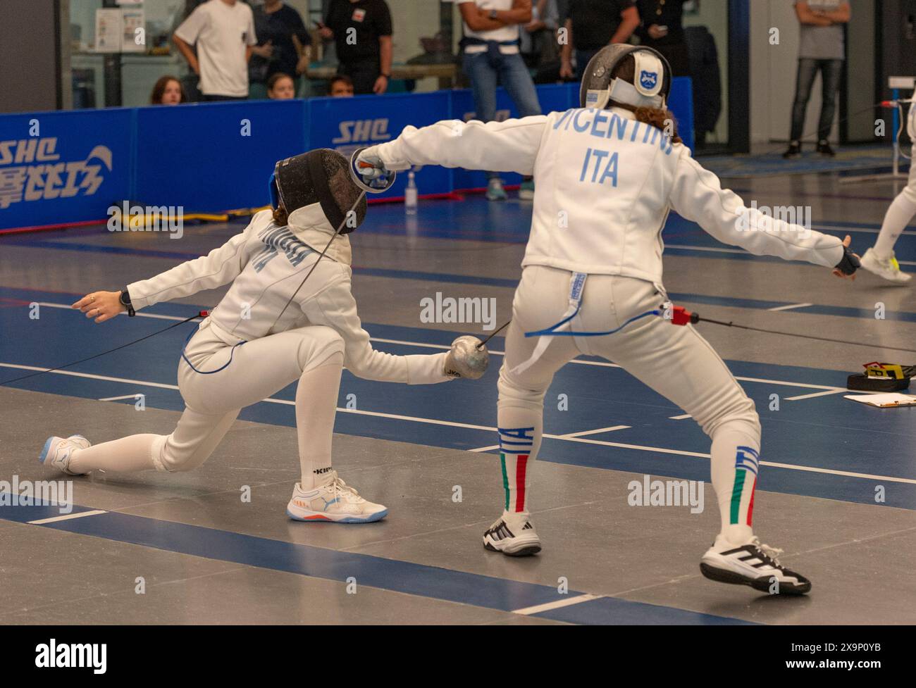 Losanna Svizzera, 06/02/2024: Alessandra SPINIELLA (ITA) contro Amelia VICENTINI (ITA) durante il circuito europeo U14 uomini e donne 2024. U14 European Epee Circuit Men and Women 2024 si è svolto alla Vaudoise Arena di Losanna. Crediti: Patrick Dancel/Alamy Live News. Foto Stock