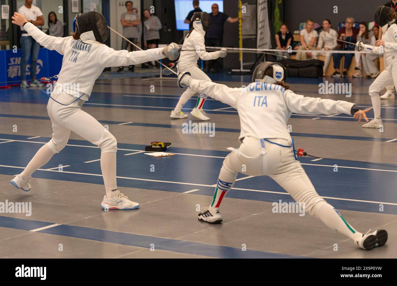 Losanna Svizzera, 06/02/2024: Alessandra SPINIELLA (ITA) contro Amelia VICENTINI (ITA) durante il circuito europeo U14 uomini e donne 2024. U14 European Epee Circuit Men and Women 2024 si è svolto alla Vaudoise Arena di Losanna. Crediti: Patrick Dancel/Alamy Live News. Foto Stock