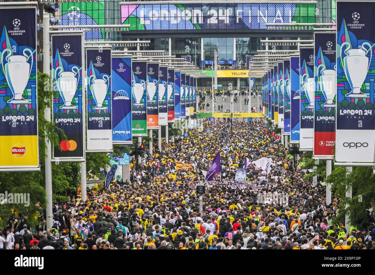 Londra, Regno Unito. 1 giugno 2024. I tifosi di entrambi i club arrivano e si dirigono lungo la strada olimpica fino allo stadio. La finale della UEFA Champions League tra il Real Madrid e il Borussia Dortmund prenderà il via oggi alle 20:00 CET allo stadio di Wembley. Crediti: Imageplotter/Alamy Live News Foto Stock