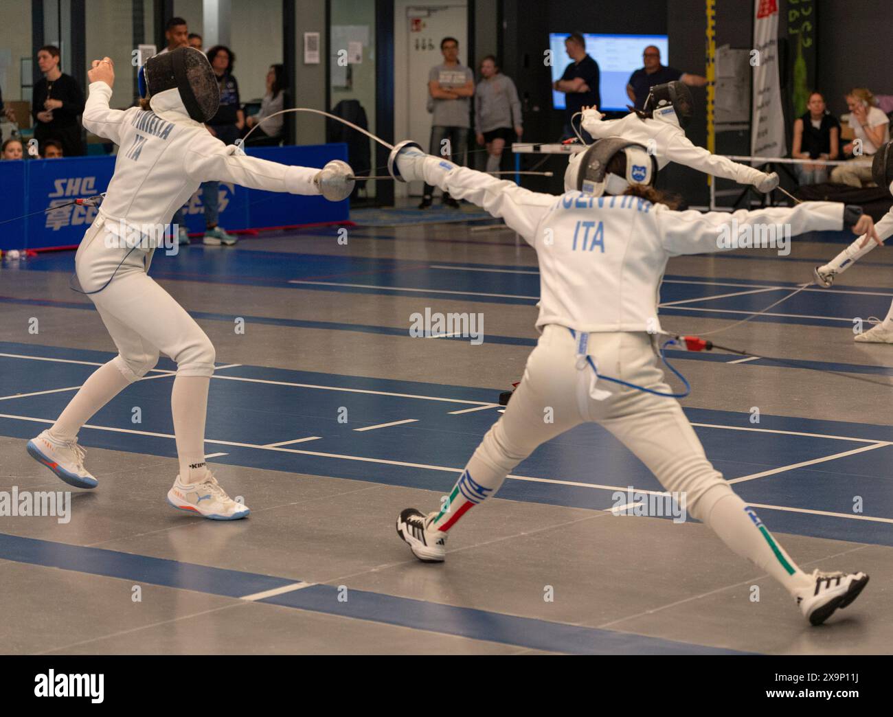 Losanna Svizzera, 06/02/2024: Alessandra SPINIELLA (ITA) contro Amelia VICENTINI (ITA) durante il circuito europeo U14 uomini e donne 2024. U14 European Epee Circuit Men and Women 2024 si è svolto alla Vaudoise Arena di Losanna. Crediti: Patrick Dancel/Alamy Live News. Foto Stock