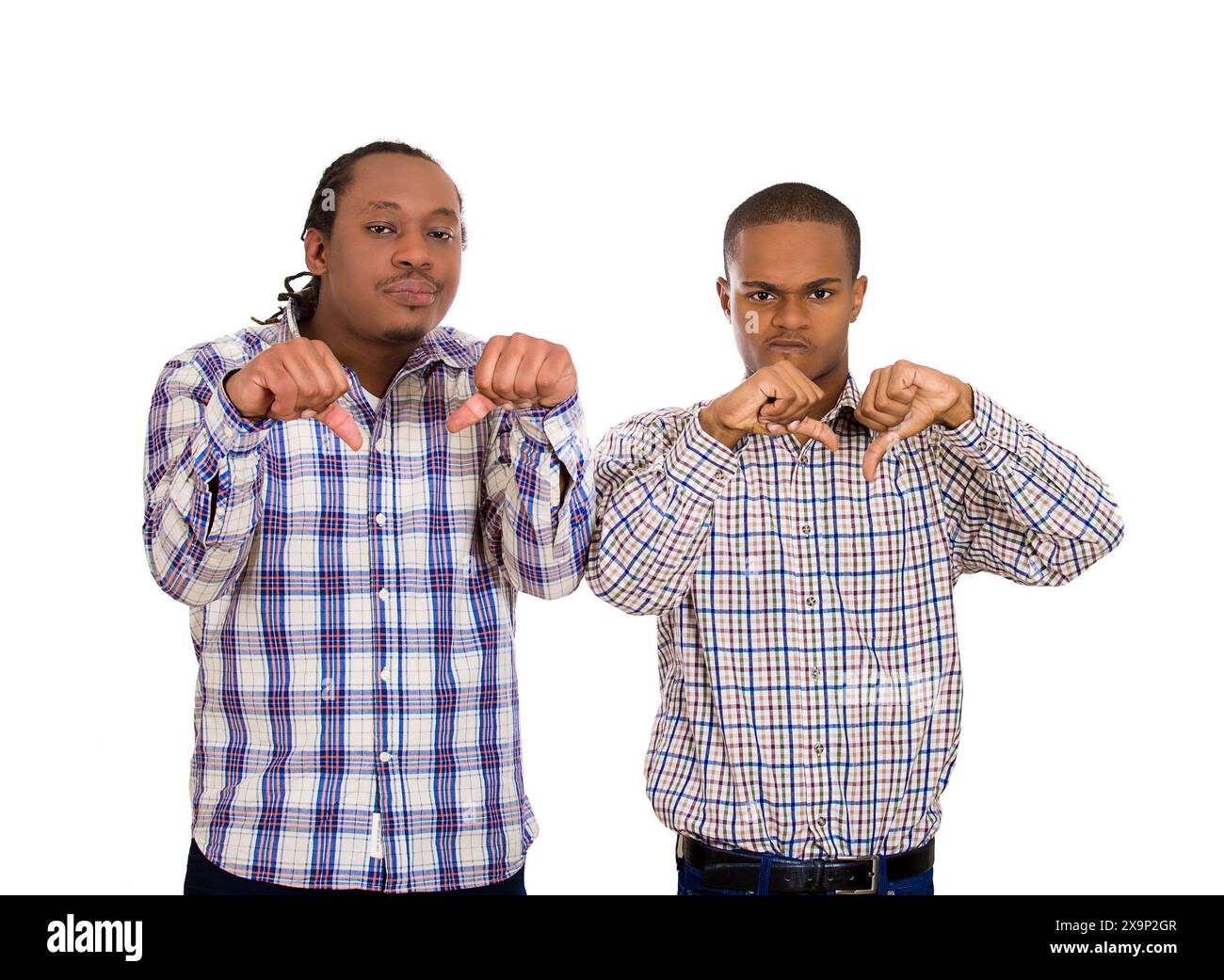 Primo piano ritratto arrabbiato, infelice, uomini d'affari, studenti, colleghi, dipendenti dell'azienda, mostrando un cartello con il pollice, offerta di disapprovazione, white ba isolata Foto Stock