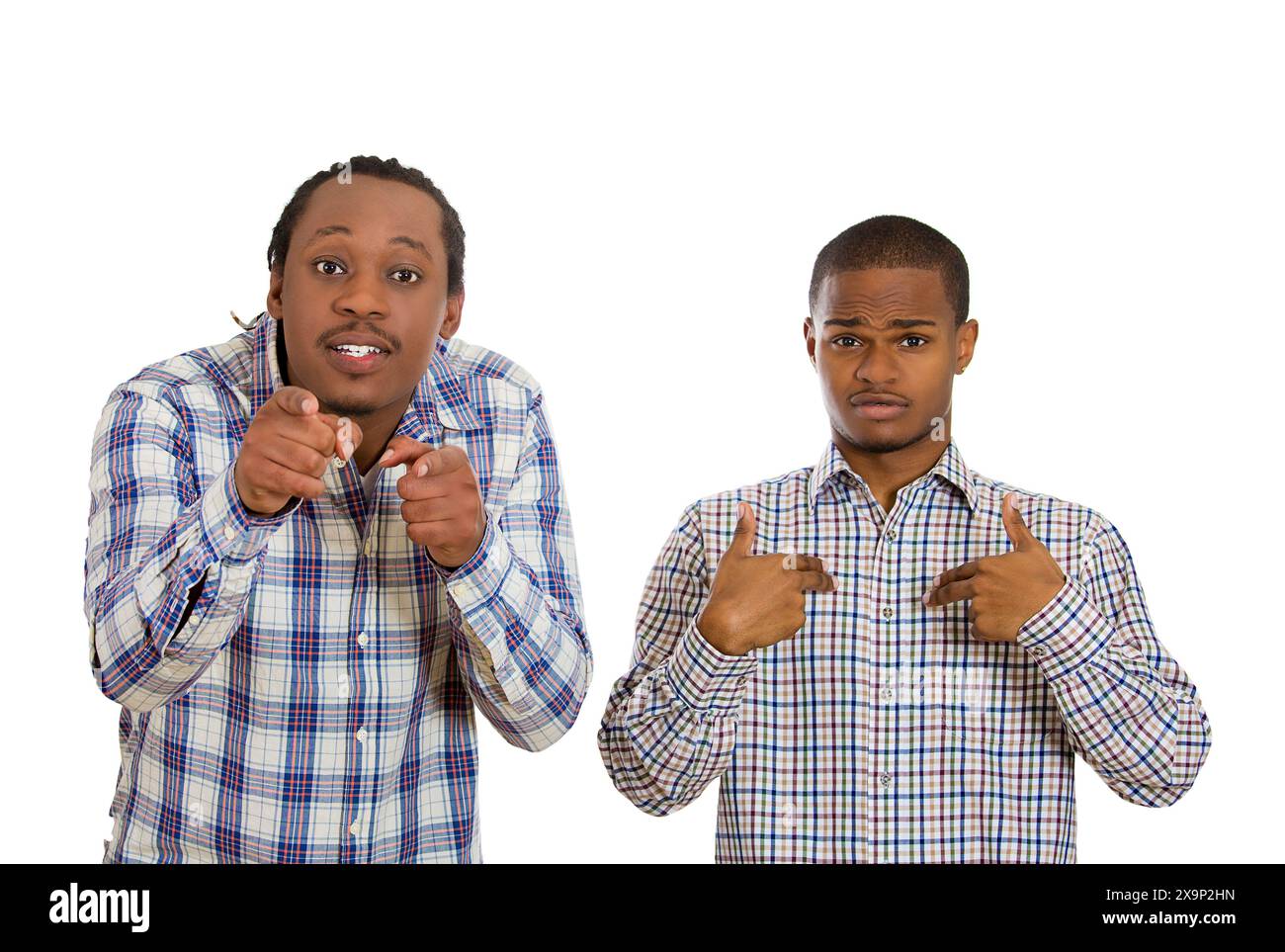 Ritratto di primo piano due uomini, uno che punta a se stesso, confuso, negando errori, altri seri, arrabbiati preoccupati che accusano qualcuno di bianco isolato Foto Stock