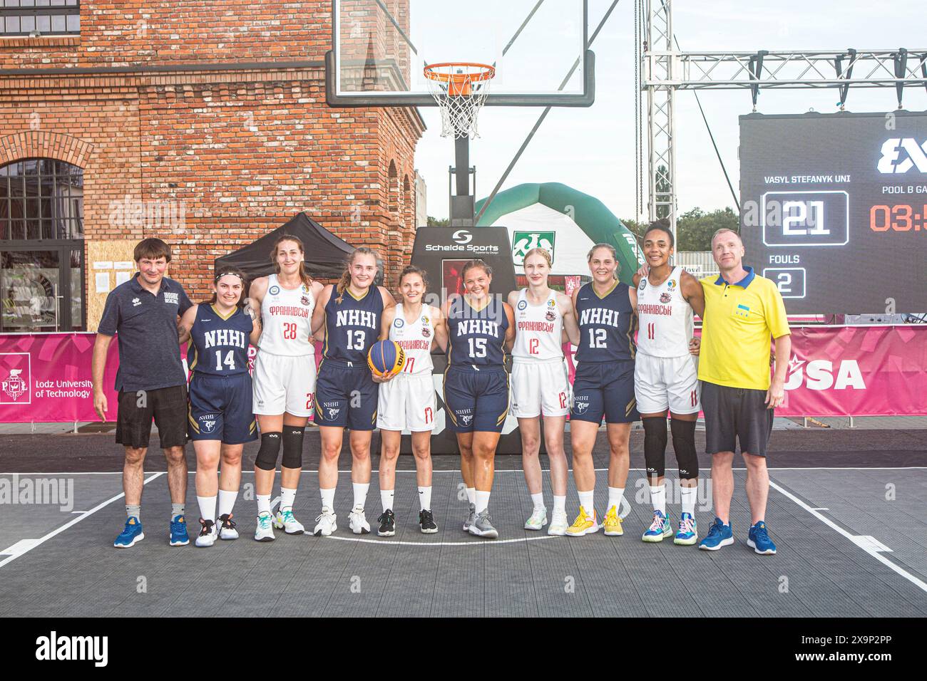 Ukraine3x3 cestino femminile squadra universitaria Stefanyk di Ivano-Frankivsk,Ucraina,EUSG 2022 vincitori in pantaloni/maglie bianche con avversari provenienti dalla Norvegia +coach. Foto Stock