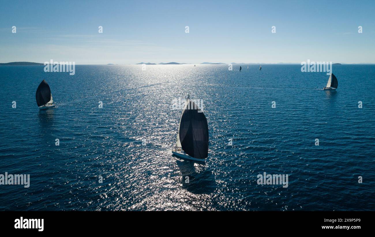 Vista aerea della competizione di yacht a vela, mare Adriatico, Croazia Foto Stock
