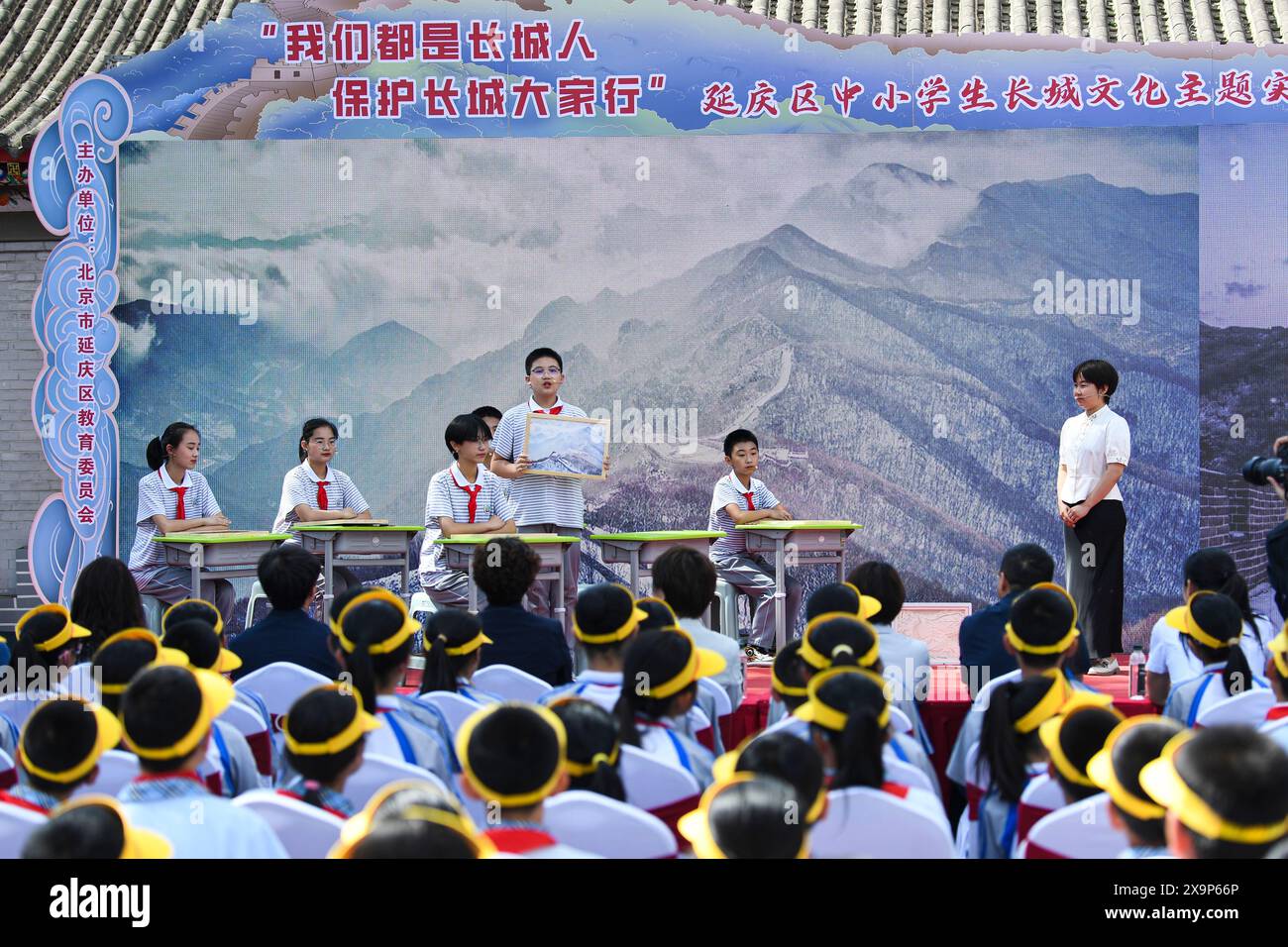 (240602) -- PECHINO, 2 giugno 2024 (Xinhua) -- un'attività per gli studenti delle scuole primarie e secondarie a tema sulla cultura della grande Muraglia si svolge nel villaggio di Shixia nel distretto di Yanqing di Pechino, capitale della Cina, 31 maggio 2024. Il villaggio di Shixia nel distretto di Yanqing di Pechino fu costruito per la prima volta durante la dinastia Ming (1368-1644) e un tempo era un importante passo nel nord della sezione di Juyongguan della grande Muraglia. Il villaggio, circondato da montagne, ha sviluppato negli ultimi anni un'industria turistica che si affida alle risorse della grande Muraglia e attrae visitatori da tutto il mondo. (Xinhua/C Foto Stock