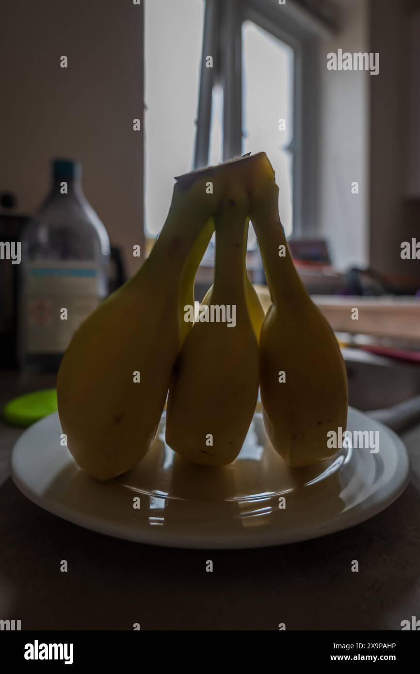 Frutta fresca matura alla banana sul tavolo della cucina. Foto Stock