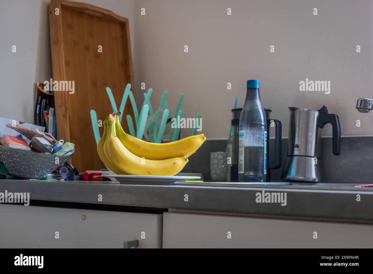 Frutta fresca matura alla banana sul tavolo della cucina. Foto Stock