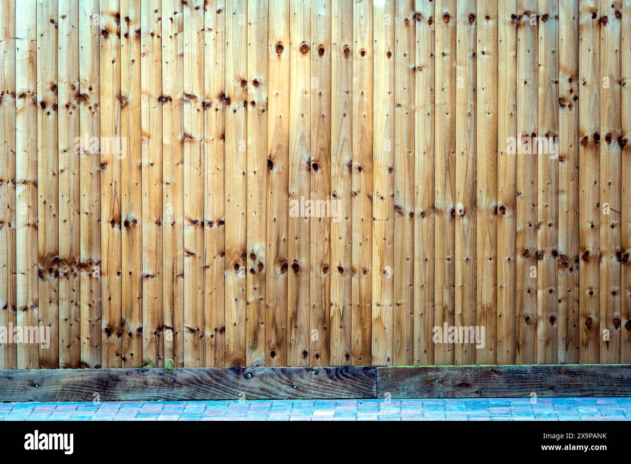 recinzione in legno di nuova costruzione in una città inglese nel regno unito. Foto Stock