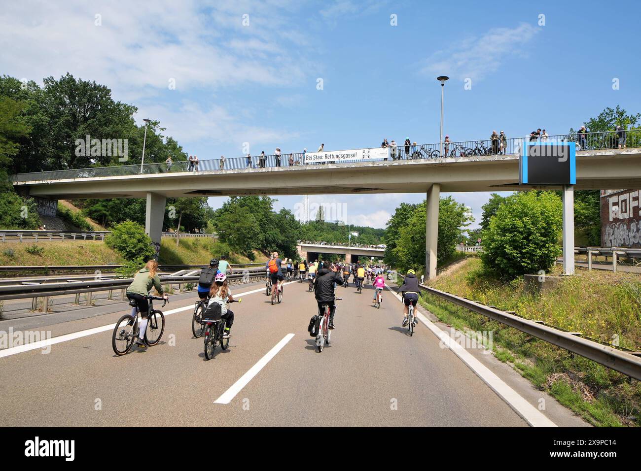 AM 2. Giu 2024 rotolo 48. ADFC-Sternfahrt durch Berlin. Auf 20 Routen mit über 2000 Kilometern Länge werden zehntausende Radfahrer durch die ganze Stadt und über die Autobahn zum großen Stern fahren. *** Il 2 giugno 2024, il 48° rally ADFC si svolgerà a Berlino decine di migliaia di ciclisti attraverseranno l'intera città e attraverseranno la superstrada fino alla Großer Stern su 20 percorsi che coprono oltre 2000 chilometri Foto Stock