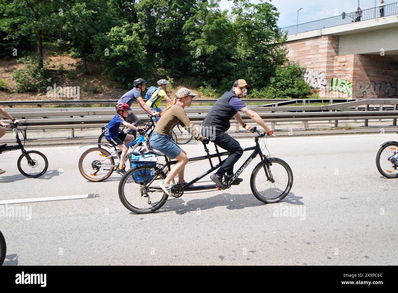 AM 2. Giu 2024 rotolo 48. ADFC-Sternfahrt durch Berlin. Auf 20 Routen mit über 2000 Kilometern Länge werden zehntausende Radfahrer durch die ganze Stadt und über die Autobahn zum großen Stern fahren. *** Il 2 giugno 2024, il 48° rally ADFC si svolgerà a Berlino decine di migliaia di ciclisti attraverseranno l'intera città e attraverseranno la superstrada fino alla Großer Stern su 20 percorsi che coprono oltre 2000 chilometri Foto Stock