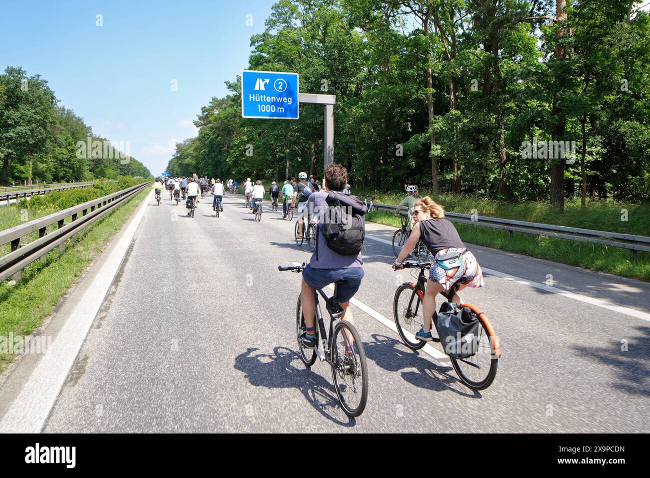 AM 2. Giu 2024 rotolo 48. ADFC-Sternfahrt durch Berlin. Auf 20 Routen mit über 2000 Kilometern Länge werden zehntausende Radfahrer durch die ganze Stadt und über die Autobahn zum großen Stern fahren. *** Il 2 giugno 2024, il 48° rally ADFC si svolgerà a Berlino decine di migliaia di ciclisti attraverseranno l'intera città e attraverseranno la superstrada fino alla Großer Stern su 20 percorsi che coprono oltre 2000 chilometri Foto Stock