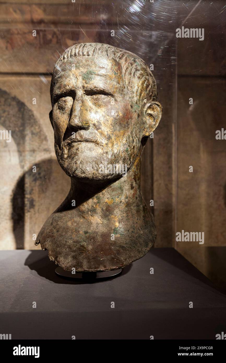 Testa in bronzo di un antico romano. Mostra ai Musei Capitalini di Roma: L'età dell'Anquish., Museo della capitale, Roma, Italia. 1/27/15 Foto Stock