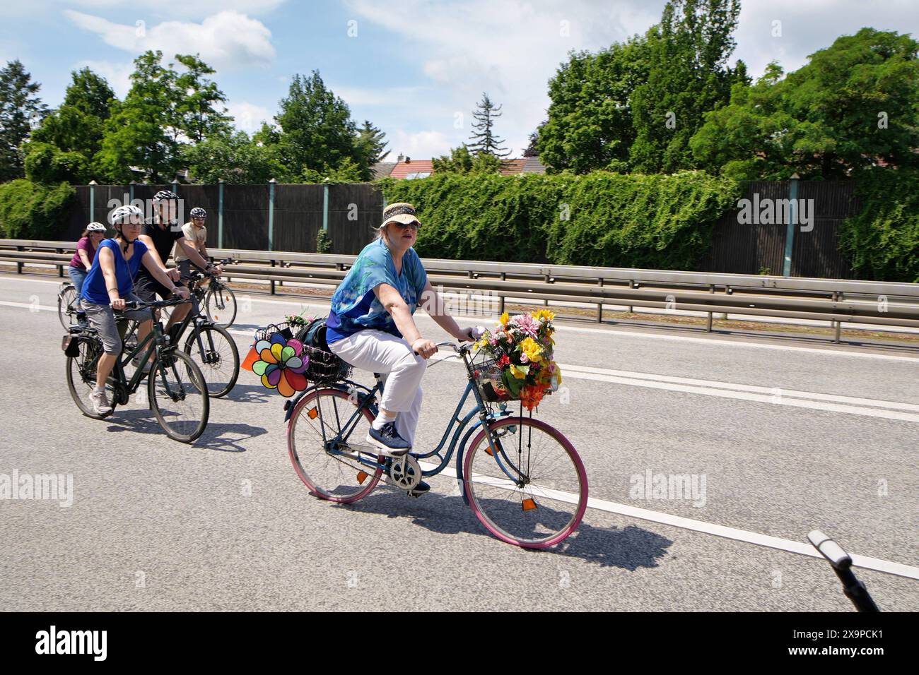 AM 2. Giu 2024 rotolo 48. ADFC-Sternfahrt durch Berlin. Auf 20 Routen mit über 2000 Kilometern Länge werden zehntausende Radfahrer durch die ganze Stadt und über die Autobahn zum großen Stern fahren. *** Il 2 giugno 2024, il 48° rally ADFC si svolgerà a Berlino decine di migliaia di ciclisti attraverseranno l'intera città e attraverseranno la superstrada fino alla Großer Stern su 20 percorsi che coprono oltre 2000 chilometri Foto Stock