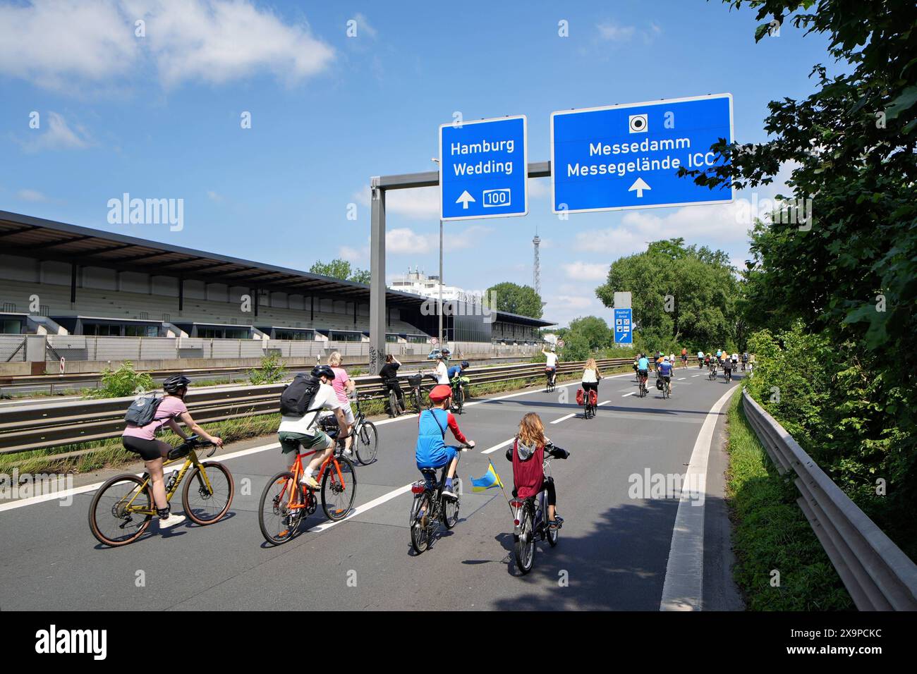 AM 2. Giu 2024 rotolo 48. ADFC-Sternfahrt durch Berlin. Auf 20 Routen mit über 2000 Kilometern Länge werden zehntausende Radfahrer durch die ganze Stadt und über die Autobahn zum großen Stern fahren. *** Il 2 giugno 2024, il 48° rally ADFC si svolgerà a Berlino decine di migliaia di ciclisti attraverseranno l'intera città e attraverseranno la superstrada fino alla Großer Stern su 20 percorsi che coprono oltre 2000 chilometri Foto Stock