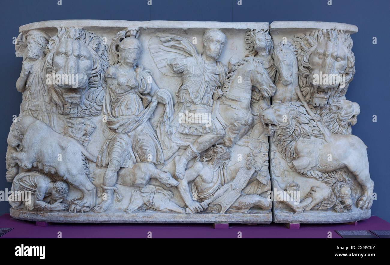 Di fronte a un sarcofago romano del III secolo che mostra una scena di caccia al leone. Foto Stock