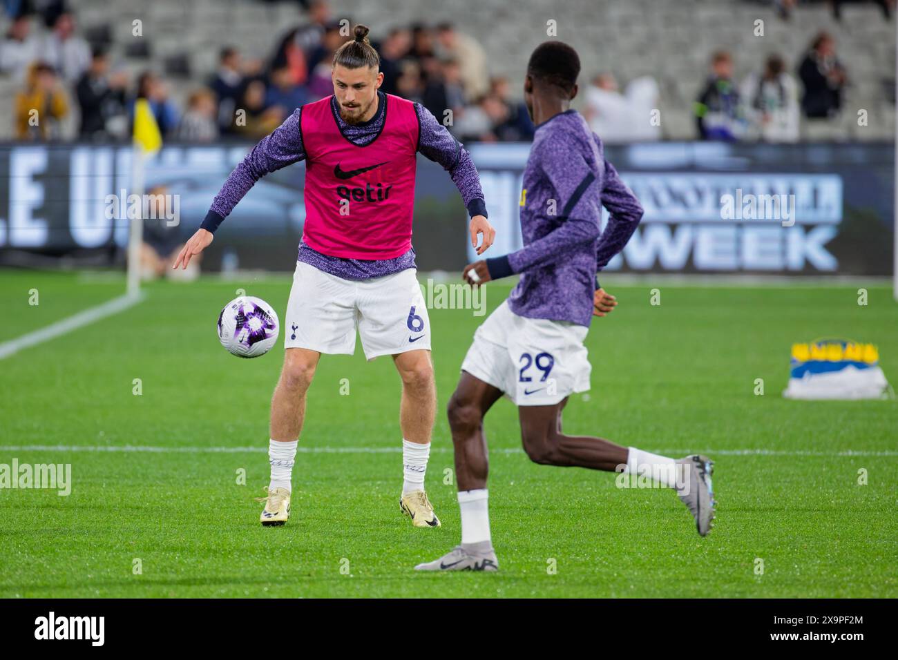 Radu Dragusin del Tottenham si scalda prima dell'Exhibition match tra Tottenham e Newcastle al MCG il 22 maggio 2024 a Melbourne, Australia Foto Stock