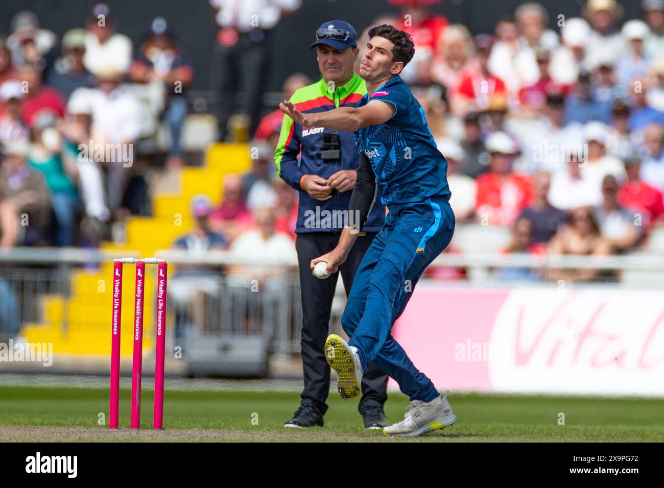 Old Trafford, Manchester domenica 2 giugno 2024. Pat Brown #36 Derbyshire County Cricket Club bowling durante la partita Vitality Blast T20 tra Lancashire e Derbyshire County Cricket Club a Old Trafford, Manchester, domenica 2 giugno 2024. (Foto: Mike Morese | mi News) crediti: MI News & Sport /Alamy Live News Foto Stock