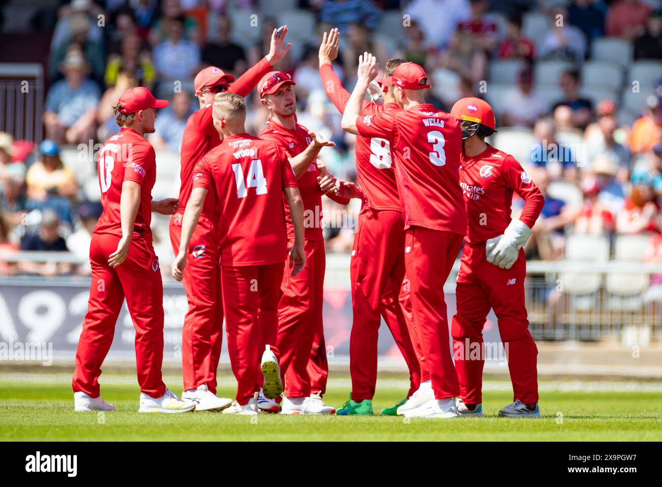 Old Trafford, Manchester domenica 2 giugno 2024. Il Lancashire Cricket Club celebra un wicket durante la partita Vitality Blast T20 tra Lancashire e Derbyshire County Cricket Club a Old Trafford, Manchester, domenica 2 giugno 2024. (Foto: Mike Morese | mi News) crediti: MI News & Sport /Alamy Live News Foto Stock