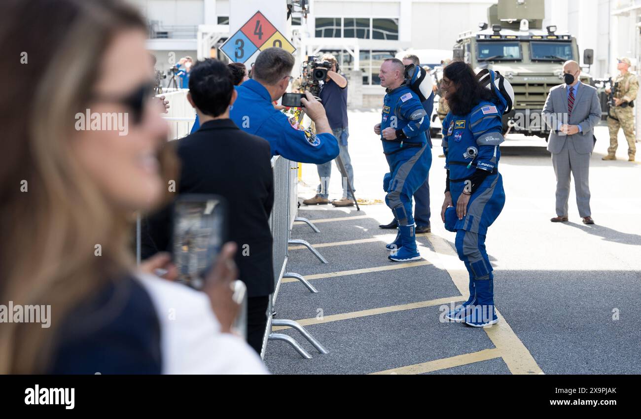 Cape Canaveral, Stati Uniti d'America. 1 giugno 2024. L'astronauta della NASA Butch Wilmore, a sinistra, e il compagno di equipaggio Suni Williams, a destra, chiacchierano con la famiglia e gli amici prima di salire a bordo del veicolo dell'equipaggio per il Launch Complex 41 al Kennedy Space Center, il 1° giugno 2024, a Cape Canaveral, Florida. Lo Starliner First Manned Crew Flight test è stato nuovamente cancellato all'ultimo minuto dopo che è stato rilevato un problema con il sistema informatico. Crediti: Joel Kowsky/NASA Photo/Alamy Live News Foto Stock