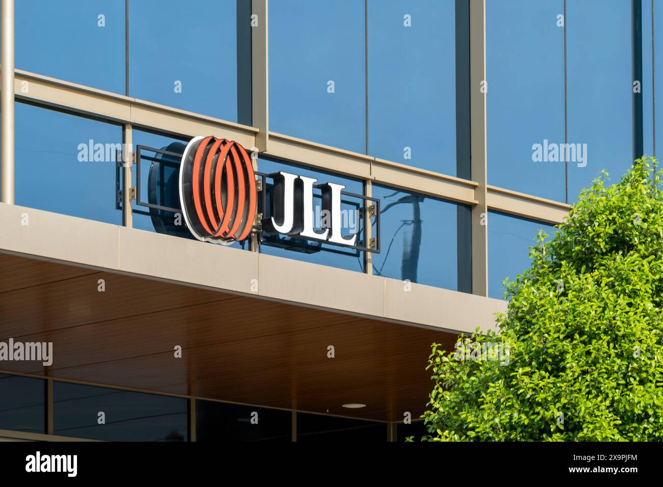 Houston, Texas, USA - 7 aprile 2024: Primo piano JLL con il logo sull'edificio. Houston, Texas, Stati Uniti. Foto Stock