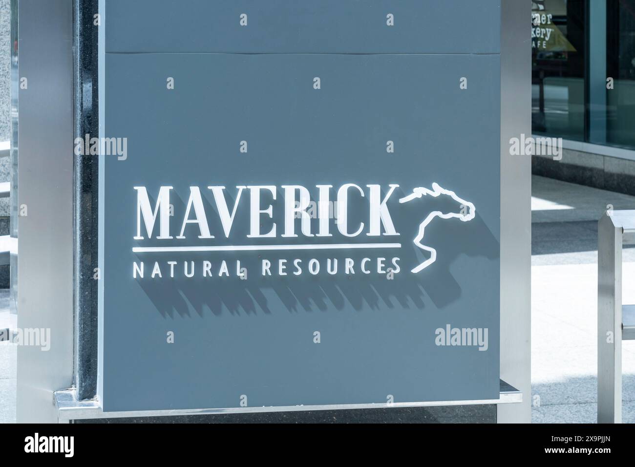 Houston, Texas, USA - 4 aprile 2024: Insegna Maverick Natural Resources fuori dalla sua sede centrale a Houston, Texas, USA. Foto Stock