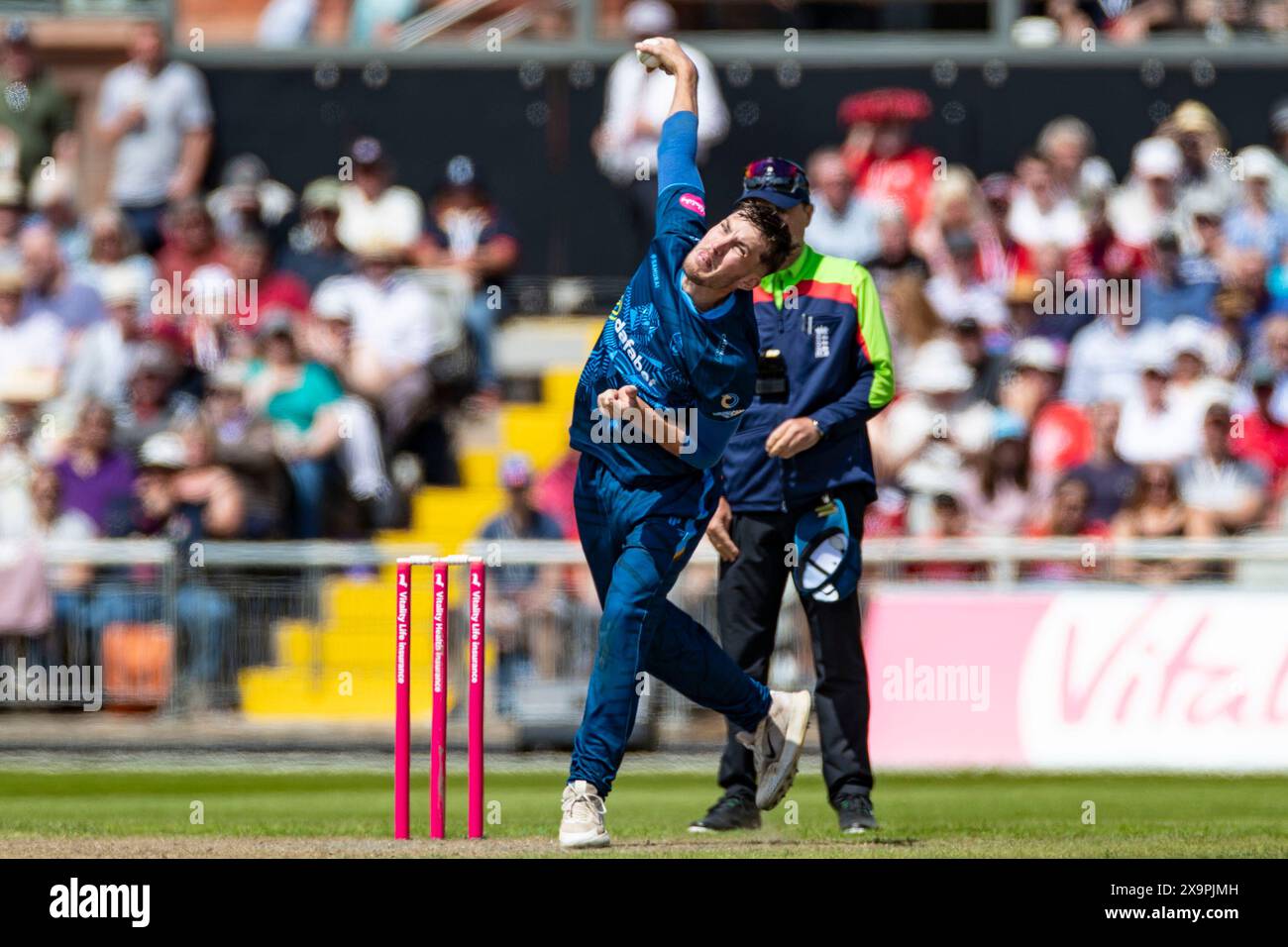 Old Trafford, Manchester domenica 2 giugno 2024. Zak Chappell #32 Derbyshire County Cricket Club bowling durante la partita Vitality Blast T20 tra Lancashire e Derbyshire County Cricket Club a Old Trafford, Manchester, domenica 2 giugno 2024. (Foto: Mike Morese | mi News) crediti: MI News & Sport /Alamy Live News Foto Stock