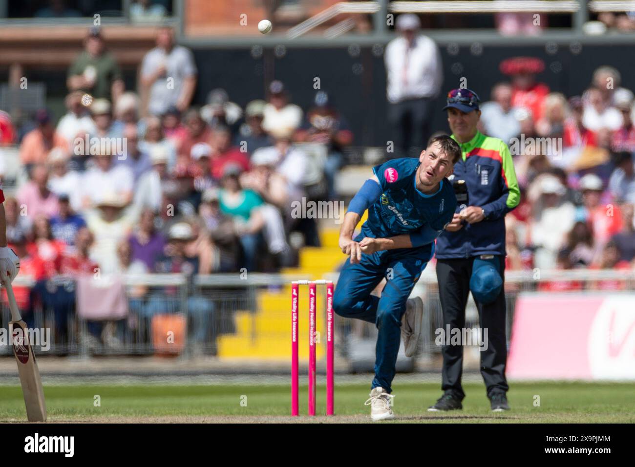 Old Trafford, Manchester domenica 2 giugno 2024. Zak Chappell #32 Derbyshire County Cricket Club bowling durante la partita Vitality Blast T20 tra Lancashire e Derbyshire County Cricket Club a Old Trafford, Manchester, domenica 2 giugno 2024. (Foto: Mike Morese | mi News) crediti: MI News & Sport /Alamy Live News Foto Stock