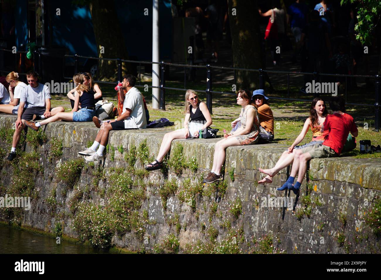 La gente ama il clima caldo al porto di Bristol. Data foto: Domenica 2 giugno 2024. Foto Stock