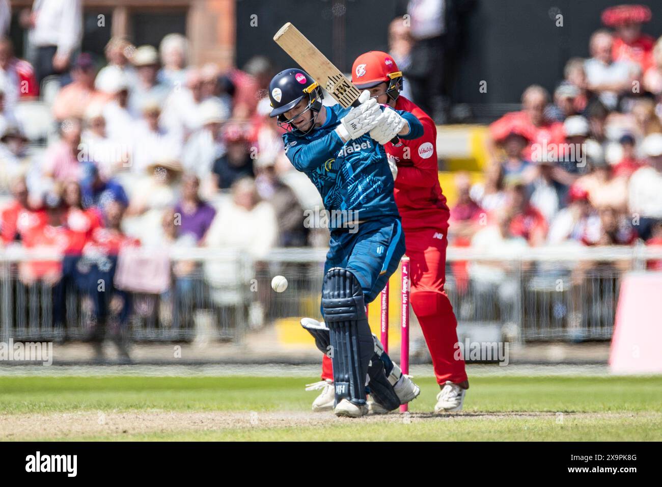 Old Trafford, Manchester domenica 2 giugno 2024. Brooke Guest #29 Derbyshire County Cricket Club in battuta durante la partita Vitality Blast T20 tra Lancashire e Derbyshire County Cricket Club a Old Trafford, Manchester, domenica 2 giugno 2024. (Foto: Mike Morese | mi News) crediti: MI News & Sport /Alamy Live News Foto Stock